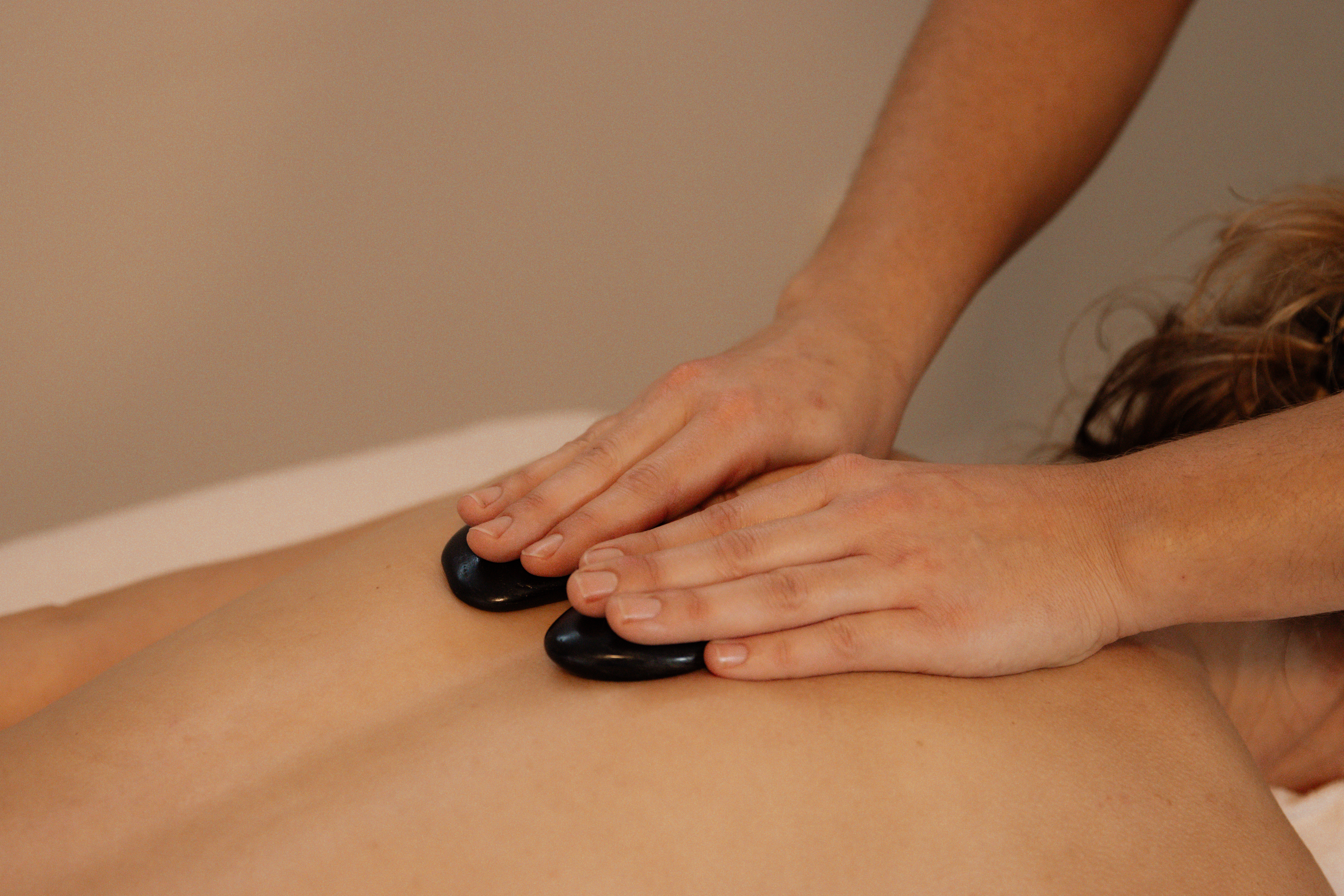 SalonFLY_massage_cupping_transformationalcupping_ontspanning_welzijn_selfcare_salon_friesland_witmarsum_súdwestfryslân_makkum_franeker_harlingen_leeuwarden_zwangerschapsmassage_vuurcupping_vuurcuppen_vuur_siliconen_detox_bodywork_cadeaubon