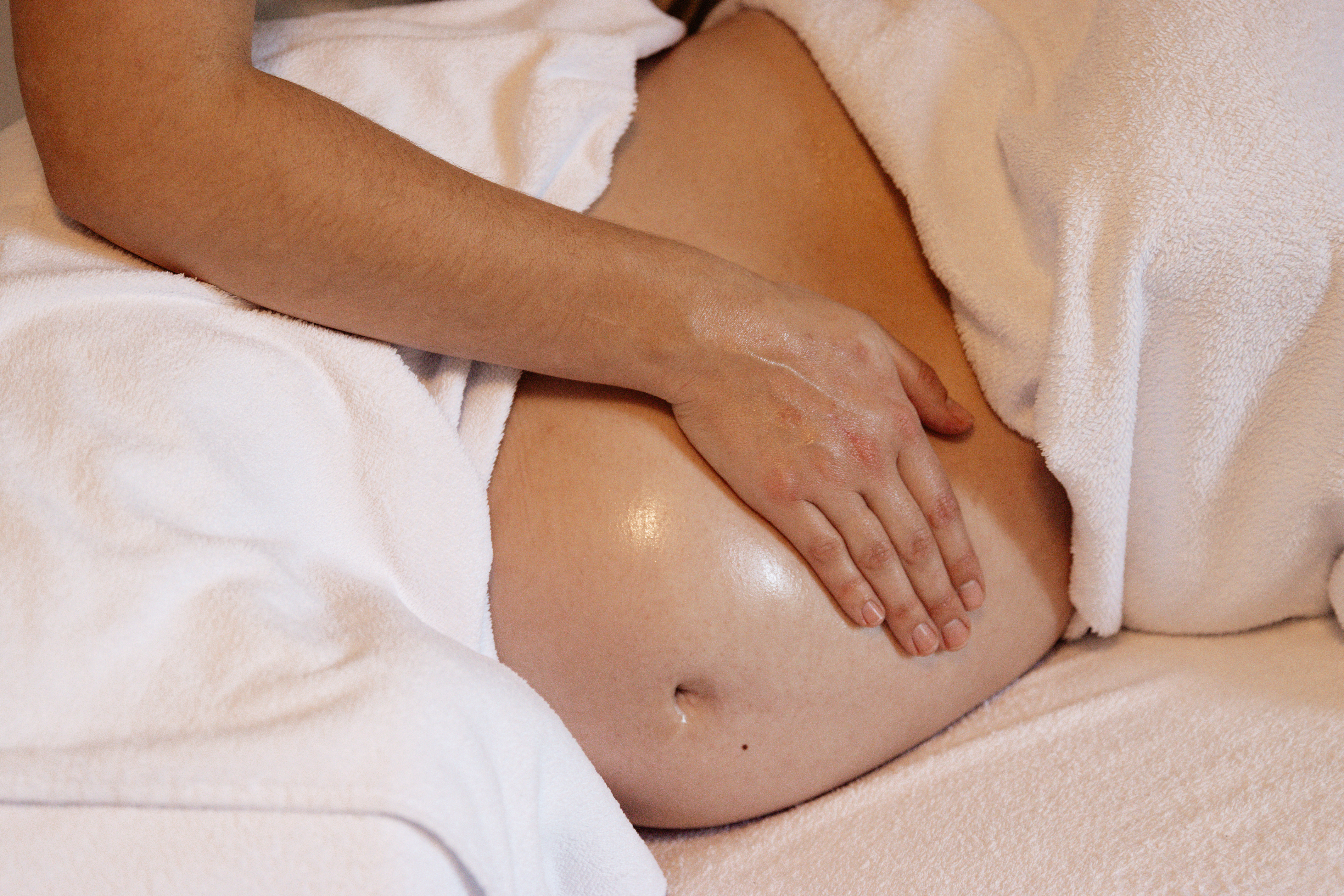 SalonFLY_massage_cupping_transformationalcupping_ontspanning_welzijn_selfcare_salon_friesland_witmarsum_súdwestfryslân_makkum_franeker_harlingen_leeuwarden_zwangerschapsmassage_vuurcupping_vuurcuppen_vuur_siliconen_detox_bodywork_cadeaubon