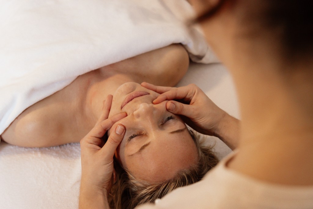 SalonFLY_massage_cupping_transformationalcupping_ontspanning_welzijn_selfcare_salon_friesland_witmarsum_súdwestfryslân_makkum_franeker_harlingen_leeuwarden_zwangerschapsmassage_vuurcupping_vuurcuppen_vuur_siliconen_detox_bodywork_cadeaubon_6230