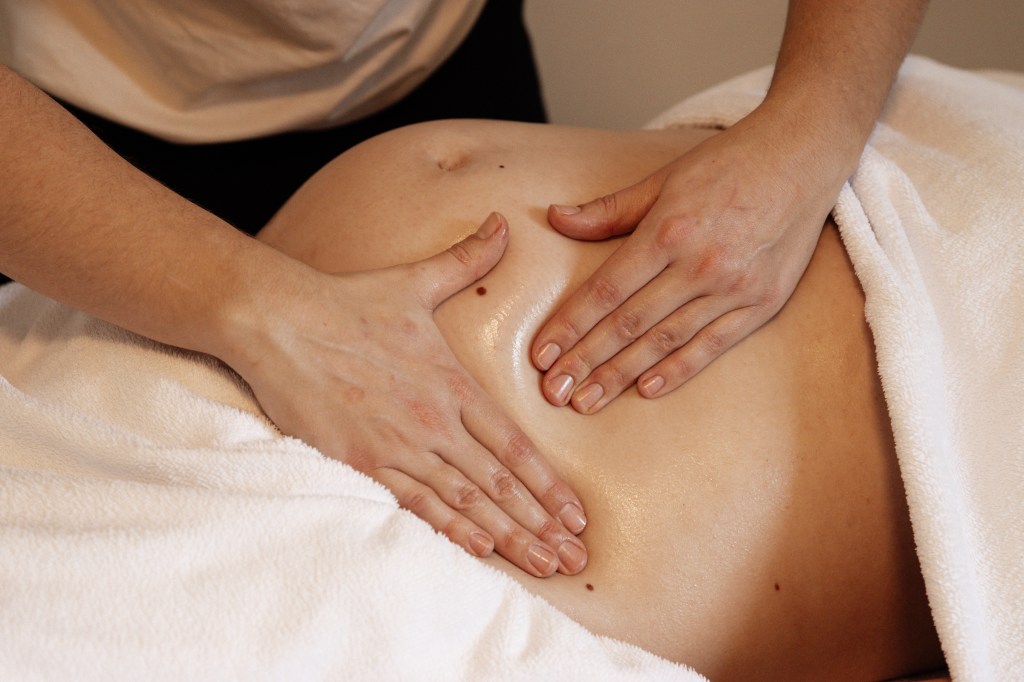 SalonFLY_massage_cupping_transformationalcupping_ontspanning_welzijn_selfcare_salon_friesland_witmarsum_súdwestfryslân_makkum_franeker_harlingen_leeuwarden_zwangerschapsmassage_vuurcupping_vuurcuppen_vuur_siliconen_detox_bodywork_cadeaubon